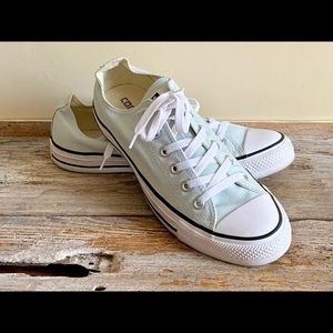 Light blue Converse low top canvas sneakers sz 10